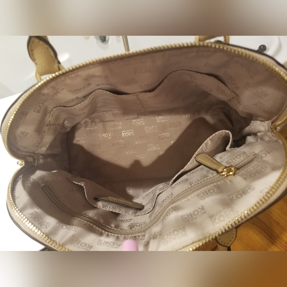 12/17/25 GIVAWAY! ANY PURCHASE WILL QUALIFY YOU TO ENTER Michael kors crossbody - Picture 12 of 13